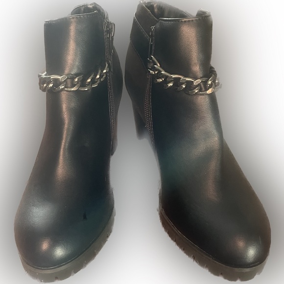 Simply Vera Wang Women’s Chain Detail Heeled Ankle Boots. - Picture 2 of 6